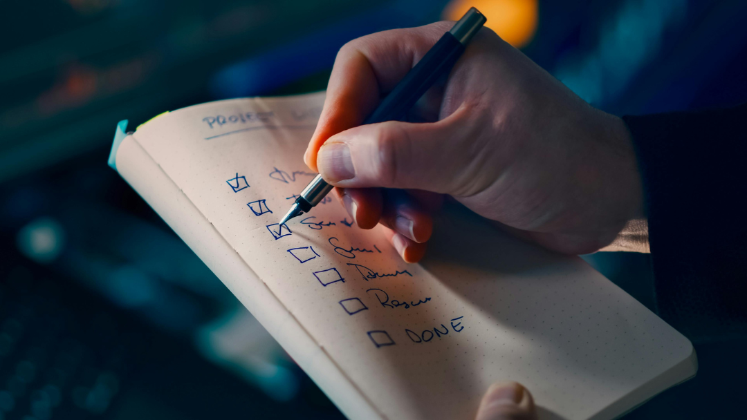 Empresario preparando la tecnología de su negocio para el verano. Checklist y ordenador con herramientas de gestión.
